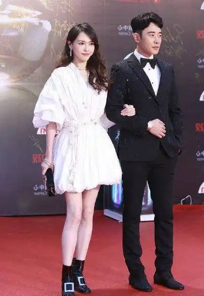 罗晋唐嫣每次亮相都有一个相同细节 网友:罗晋把唐嫣宠上天啊_黑色_穿