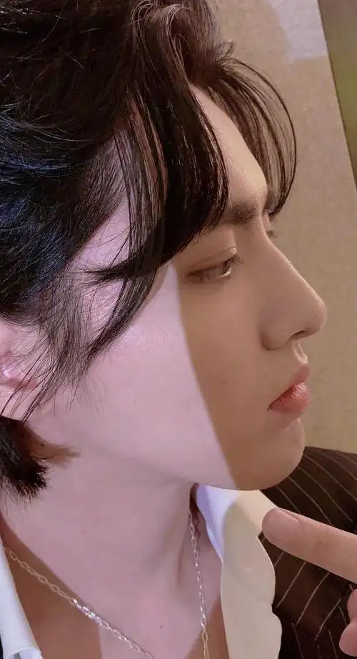 露牙龈笑憨上加憨,吴亦凡一代颜王的陨落,粉丝尬吹也得有底线吧