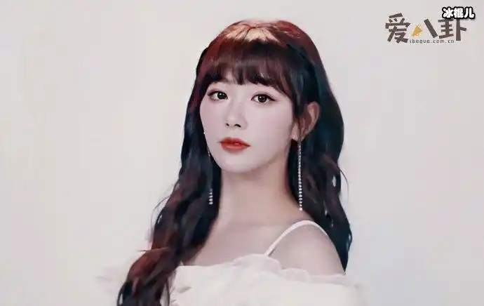 2016年,从《蜜蜂少女队》节目中脱颖而出的孔雪儿成为蜜蜂少女队成员