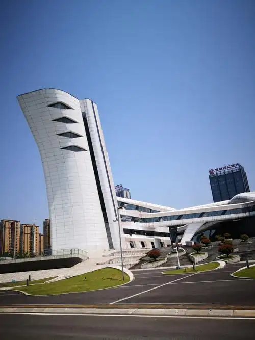 常德白马湖公园又称文化公园,位于常德市城区中心区,是茶余饭后散步