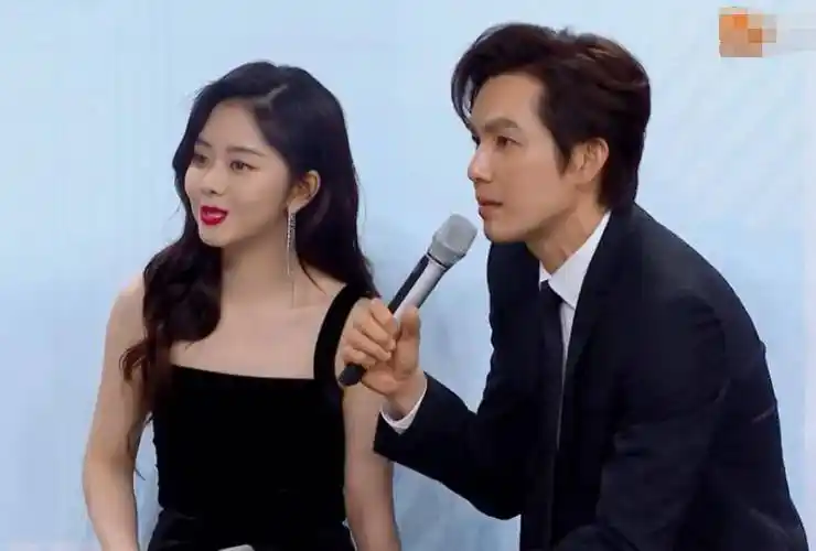 其实谭松韵和钟汉良的岁数差了挺多的,但是没想到他们居然可以戏里戏