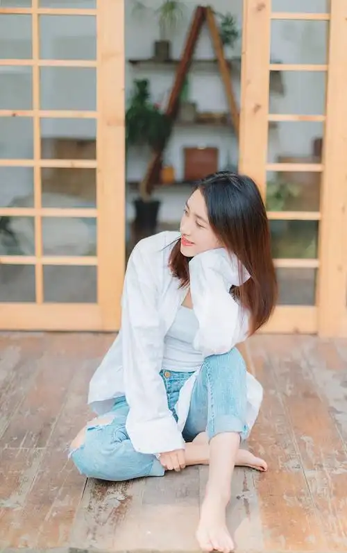 文艺清新白衬衫美女午后写真高清图片