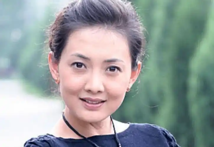 演员牛莉:我这辈子最正确的选择,就是为大8岁丈夫生下三个孩子_刘亚东