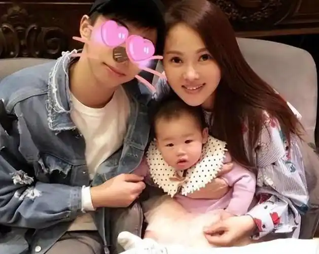 庾澄庆全家参加儿子哈利毕业典礼现任妻子气质出众未见伊能静