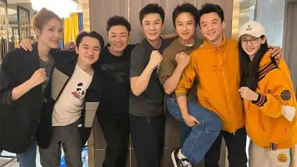 邓超李晨郑恺江疏影等人聚餐,餐厅外围满粉丝,瞬间梦回跑男时代
