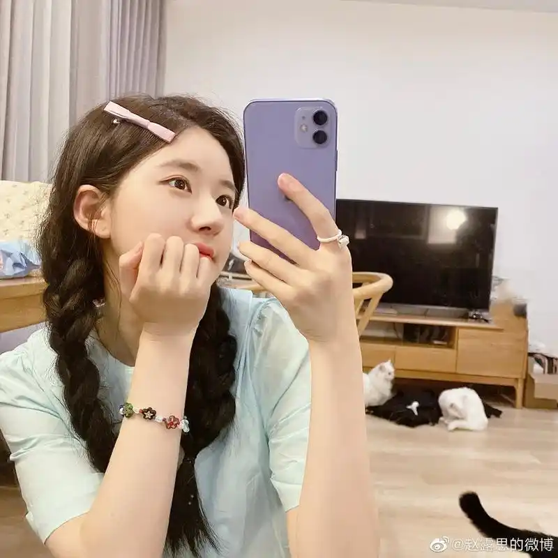 赵露思七夕晒九宫格自拍嘟嘴卖萌喵星人也出镜