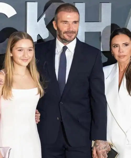 贝克汉姆的女儿小七长大了金发碧眼白皮肤亭亭玉立好漂亮