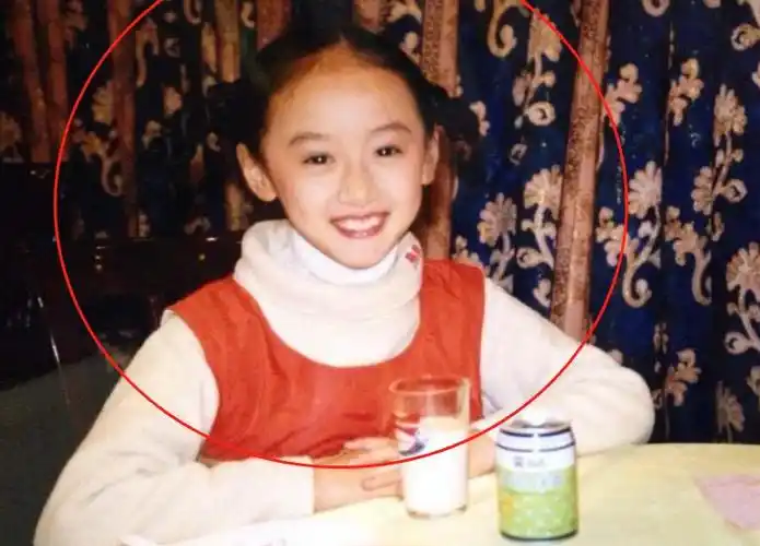 袁冰妍为何一直都是"刘海"造型?看了她的童年照,就明白了