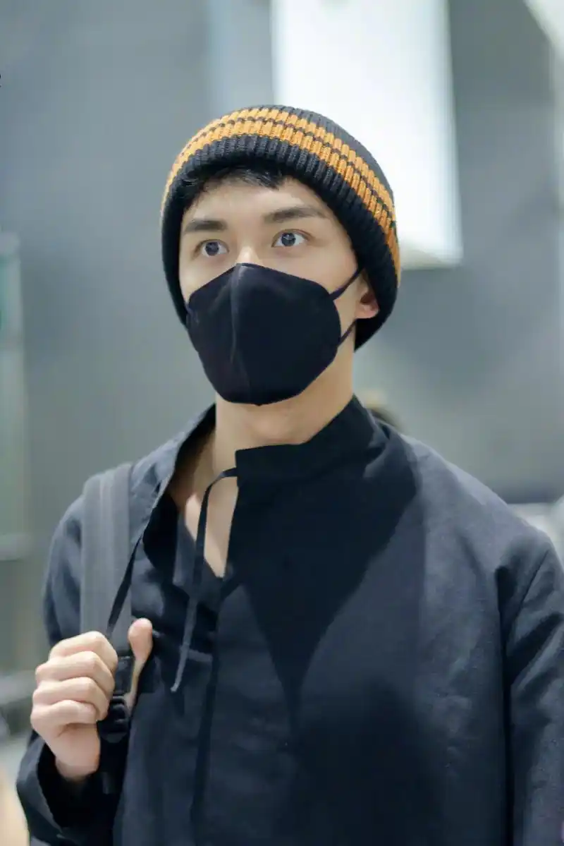 吴磊米兰机场到达路透# 捕捉今日米兰机场黑色深v衬衫帅哥一枚!