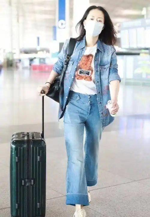 原创刘敏涛不愧是骨相美人一身牛仔打扮好酷素颜比带妆更气质