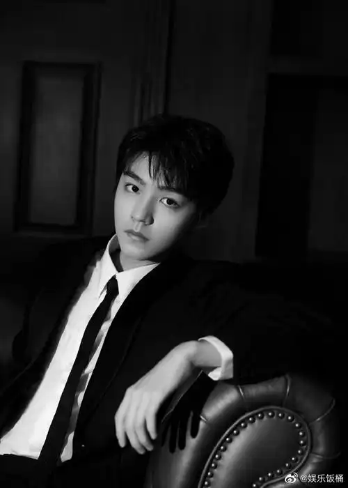 王俊凯黑白光影西装大片好有矜贵少爷范儿__财经头条