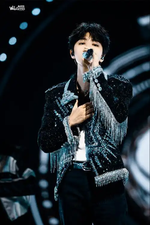 江苏卫视跨年演唱会  王俊凯的帅气有点不顾别人死活的绝  俗称帅绝