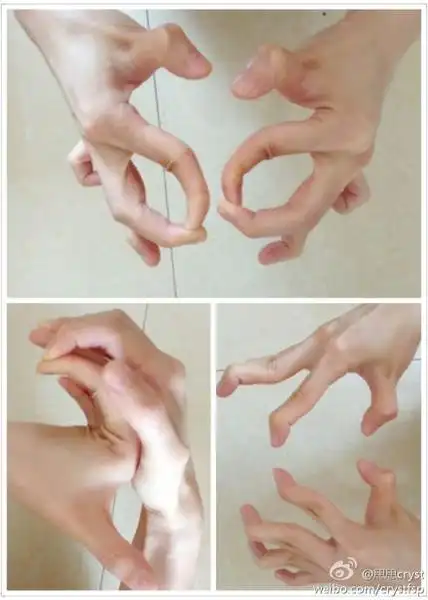 机智男手臂塞熊嘴 盘点那些令人震惊的手指姿势