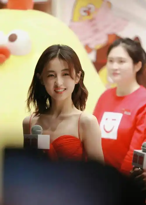 张子枫吊带红裙好惊艳,瘦太多排骨胸抢镜_感觉_妹妹_风格