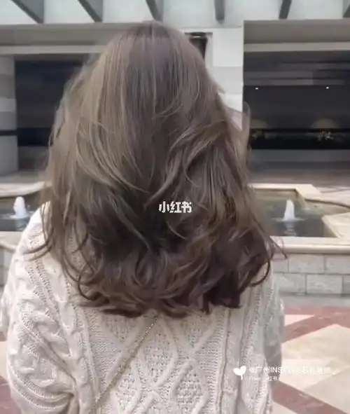 气垫烫水波纹中长发发型烫发推荐 慵懒的卷发非常森系,即像水波纹又有