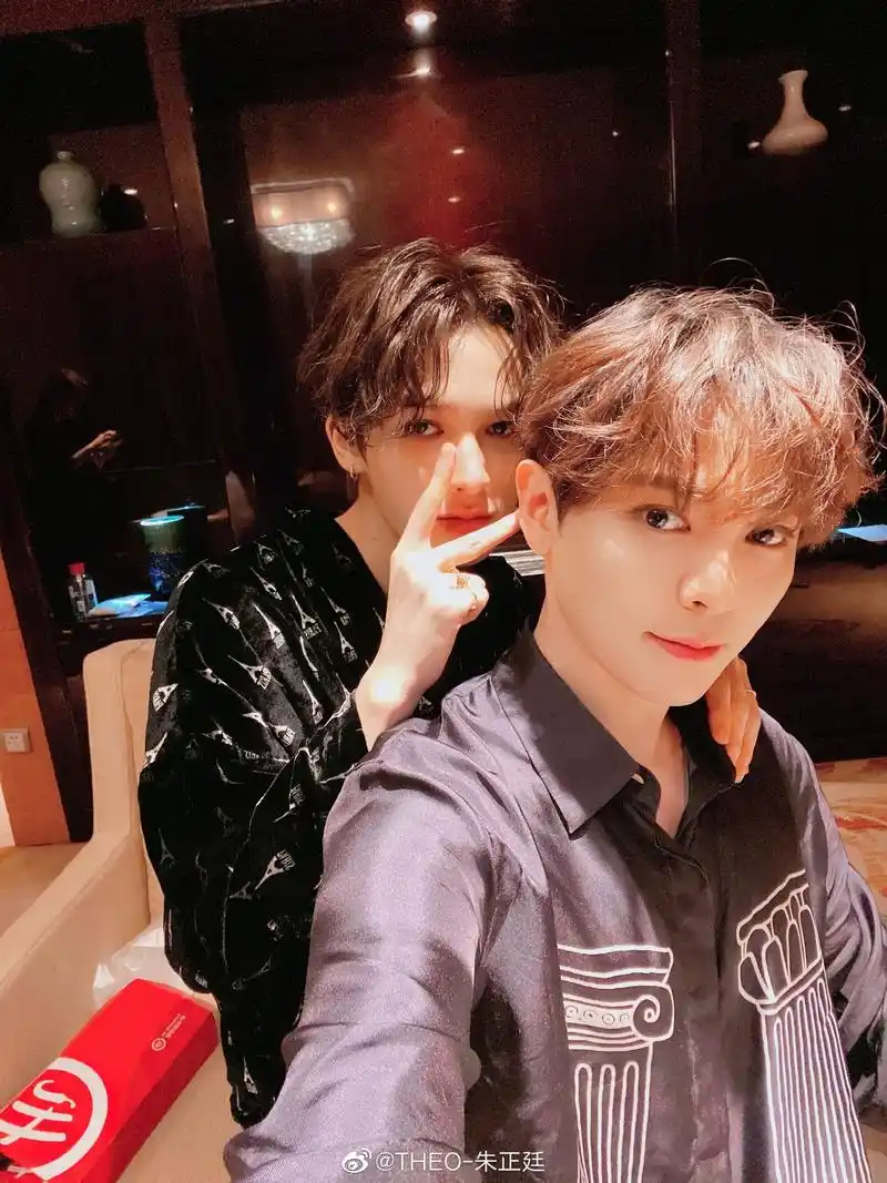 朱正廷深夜更博晒和成员们的合照 未来也请多多关照