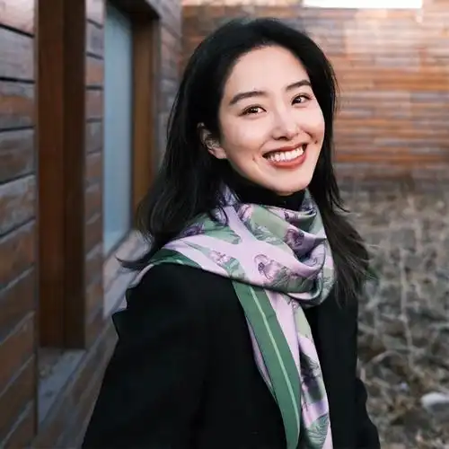 明星杨采钰同款丝巾秋冬款洋气时尚2021年新款真丝百搭气质围巾潮