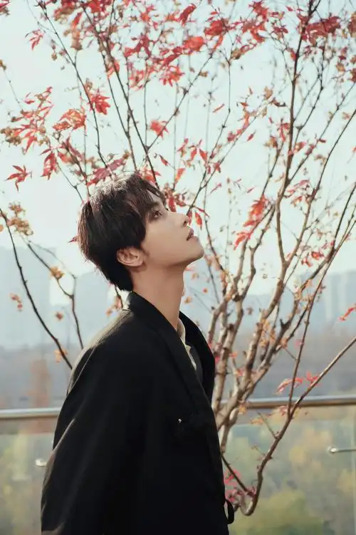 高寒星光大赏红毯清爽亮相 演唱新单曲《明亮》