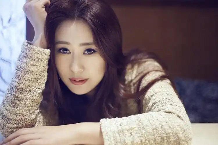 女优王晶の美しい冬での写真 清纯で优雅