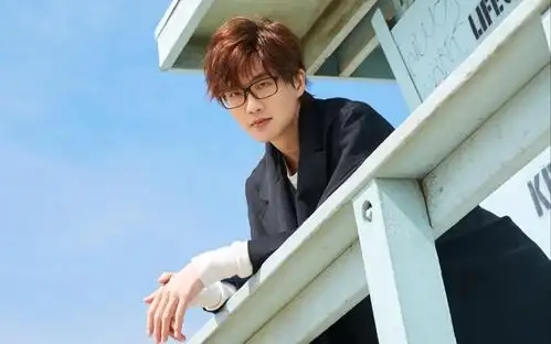 许嵩的音乐就和他的一首歌的歌名一样,《雅俗共赏》,不管是专业的音乐