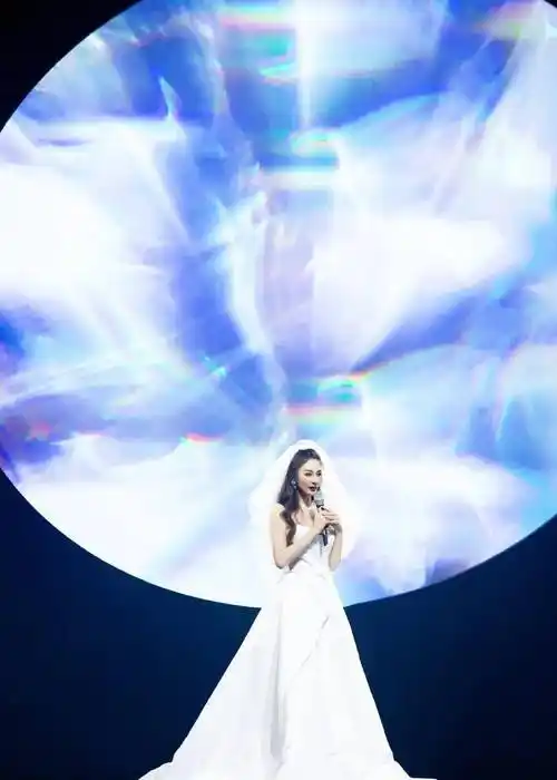 《浪姐》总决赛姐姐穿婚纱亮相,张雨绮头纱绝美,却被金晨抢风头_造型