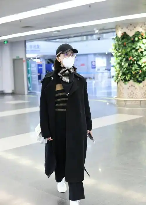 45岁陈数现身机场,黑色大衣搭配围巾,保暖又显气场_衣服_时尚_造型