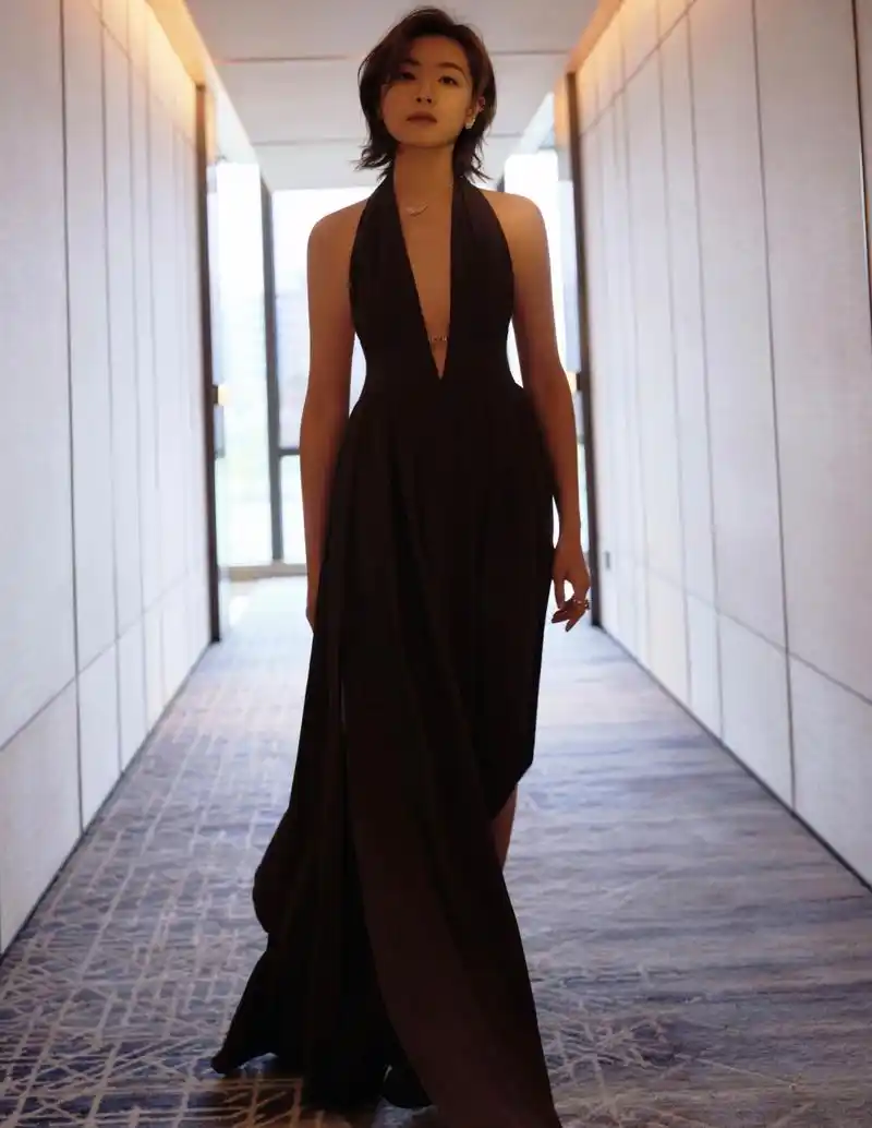 风情万种,女神 万茜 #万茜# #万茜露背裙# #万茜深v露背长裙