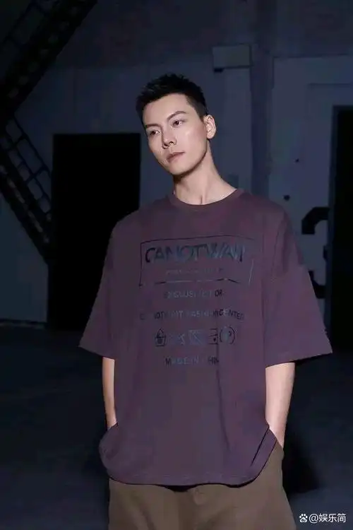 陈伟霆运动风照片曝光,深棕短袖与白t切换自如,潮酷有型引热议