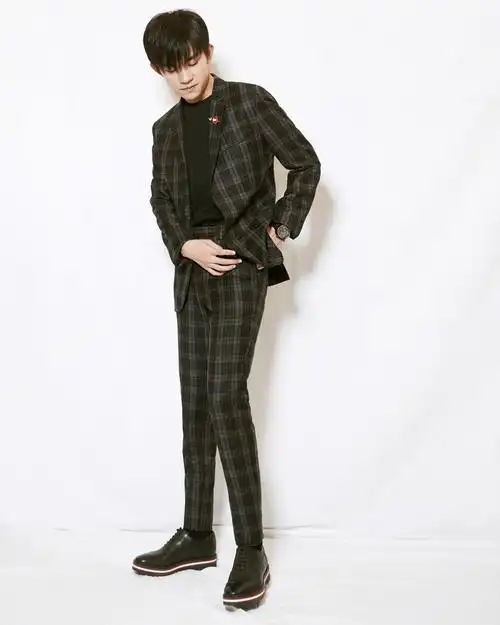 易烊千玺出席活动演绎时代热血新青年