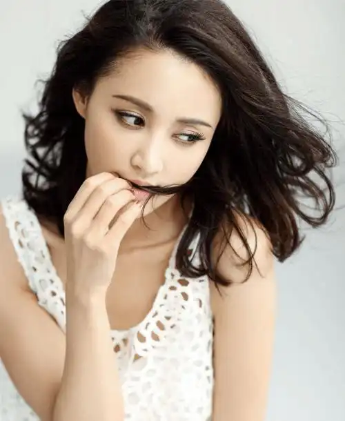 从小就对表演充满热情的张歆艺,年轻时便进入演艺圈,开始了她的演艺