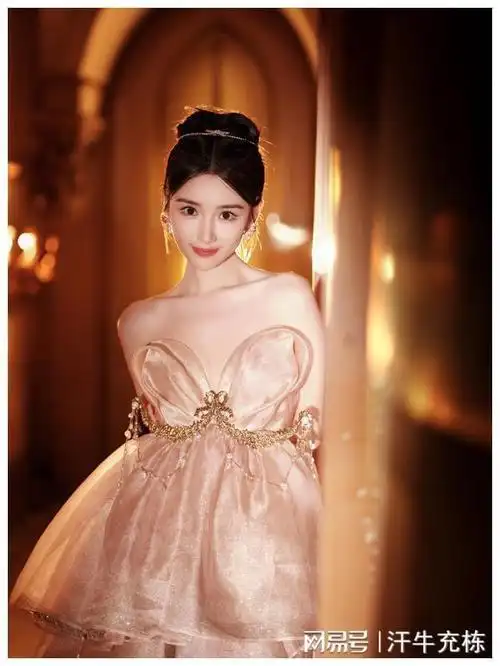 毛晓彤金粉色蝴蝶抹胸公主裙太美了,锁骨精致美腿抢镜,撩人心弦