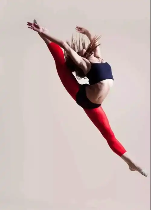 芭蕾口诀丨把上动作做得好,中间跳才毛病少