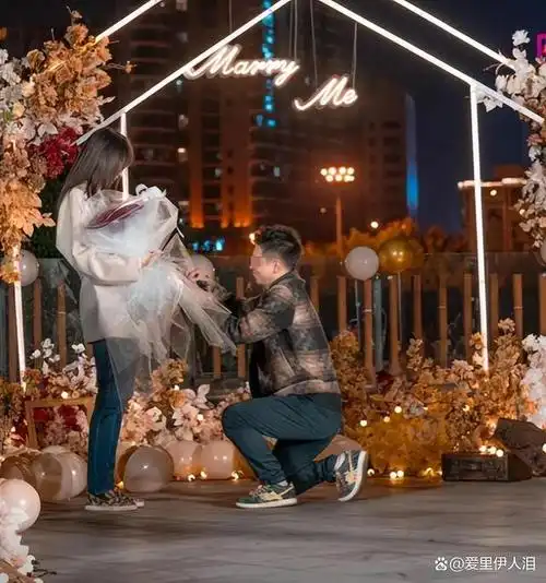 后续!女老师和学生电梯亲热已被辞,男的像蔡徐坤,聊天记录炸裂