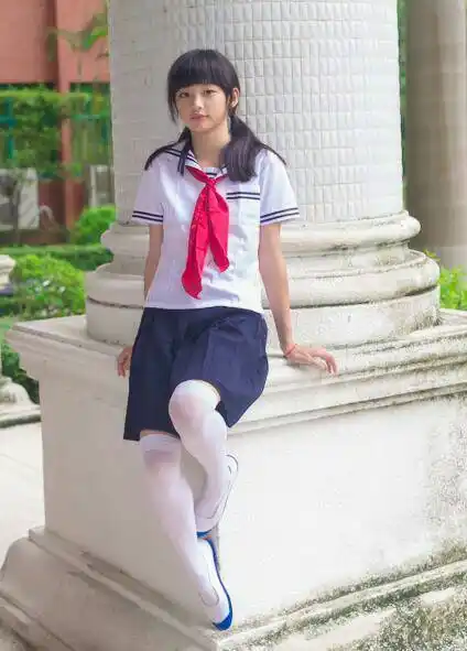 在寒冷的冬天,女生可以穿白一带体操鞋和图二中的衣服及袜子在大街上