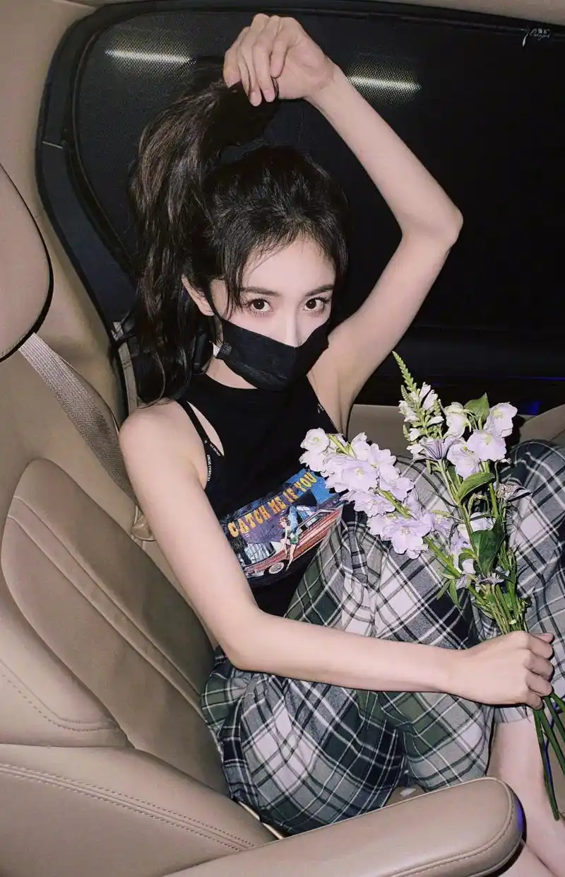 杨幂端午晒照这状态说20岁也不过分吧 杨幂昨日端午晒宫格,手捧鲜花