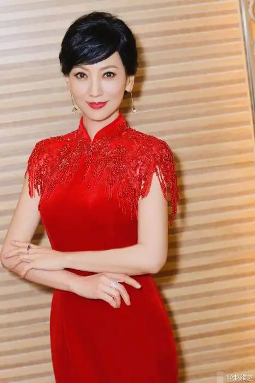 63岁赵雅芝晒红色旗袍照,颜值远胜62岁刘晓庆