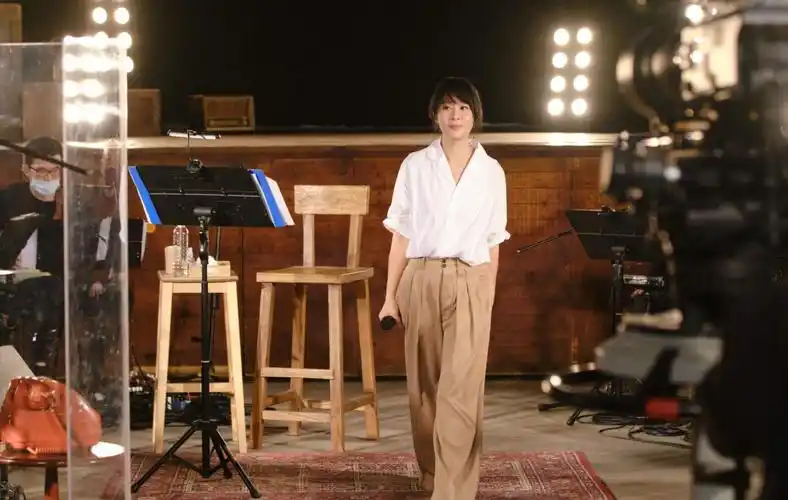 刘若英白衬衫搭长裤线上开唱,奶茶气质依旧,51岁还是少女模样