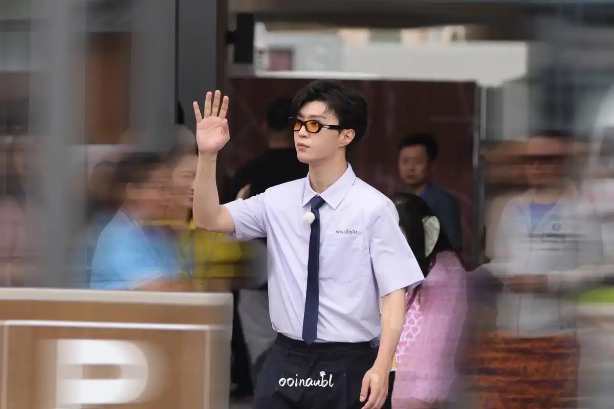 范丞丞校服短裤造型  范丞丞的校服潮流感  好帅好帅