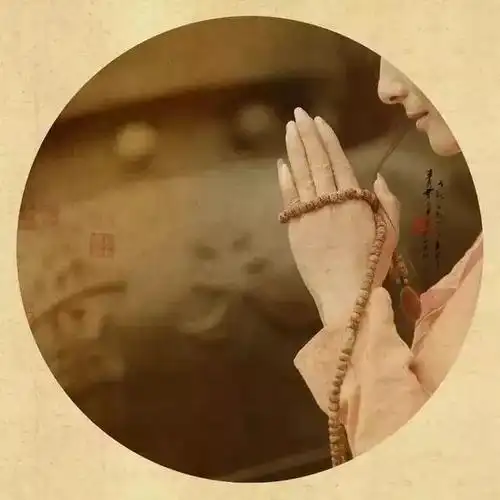 让残缺的部分无法弥补 只能站在他乡的风里 朝着家乡的方向虔诚合十