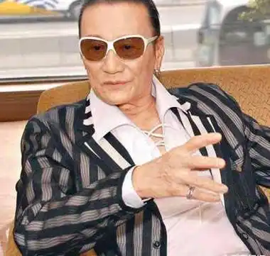 谢贤最新近照意气风发,一身白衣健硕又帅,与女友复合_