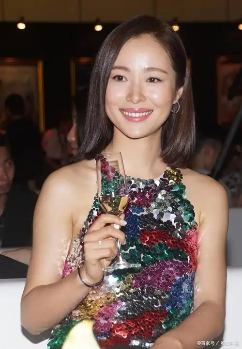 近日,江一燕在社交平台上分享了一段视频,展示了她在大理遛娃的生活.