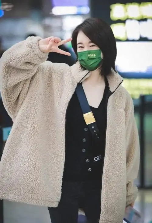 左小青带火了一种新穿法:羊羔毛外套 小黑裤 波波头,时髦又洋气_时尚