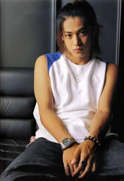 能否请各位发一下小栗旬的长发照片?