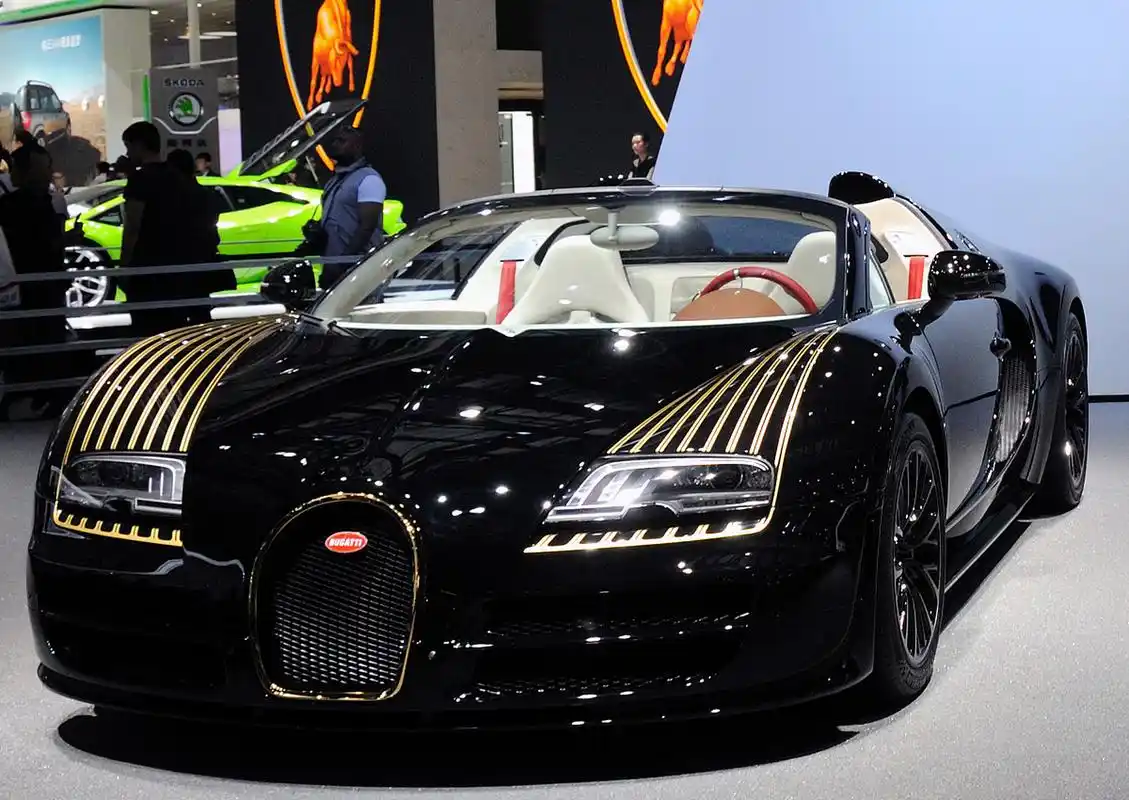 全球仅4台布加迪超跑与宝马碰撞# 你见过布加迪威龙吗?