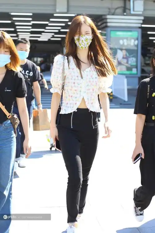 街拍金晨碎花短上衣黑色紧身牛仔裤小白鞋清爽干净