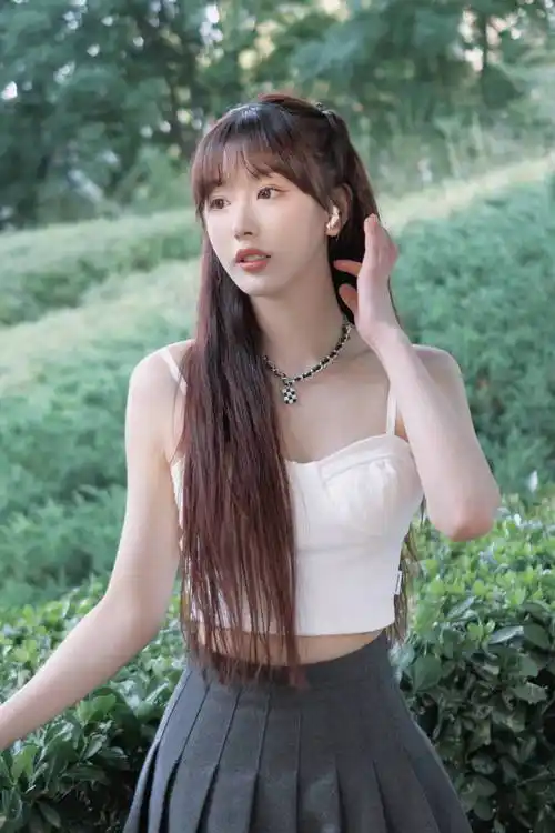 孔雪儿初夏小清新写真 着白色吊带超短裙性感动人-搜狐大视野-搜狐