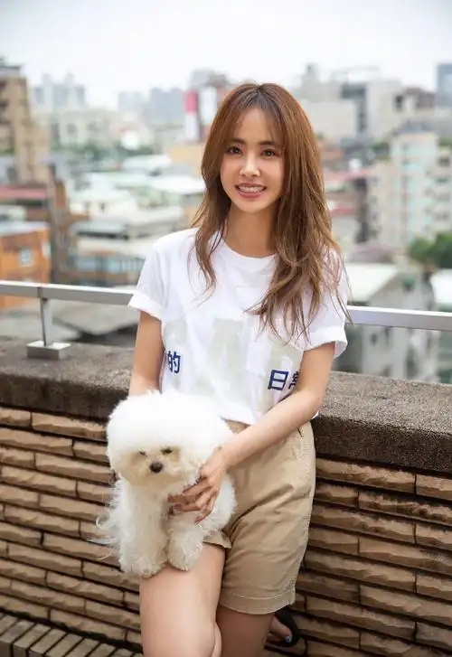 蔡依林身材#流水的鲜肉,铁打的天后,@蔡依林近照实力演绎"老娘不臀换