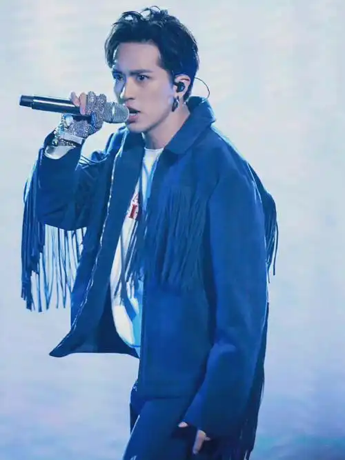 作为歌手,@许魏洲zz"忠于自己的摇滚精神,不忘音乐