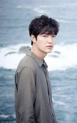 韩国十大现象级男演员 宋仲基,金秀贤,朴宝剑 你欣赏谁的演技?