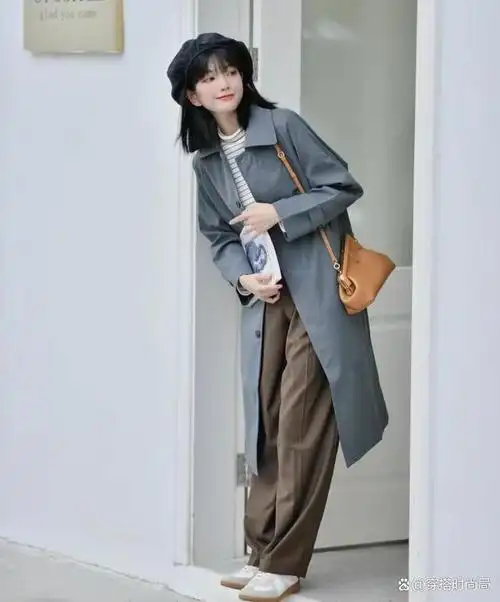 开春后火了一种穿搭叫"风衣 长裤",40岁女人穿最美,气质优雅